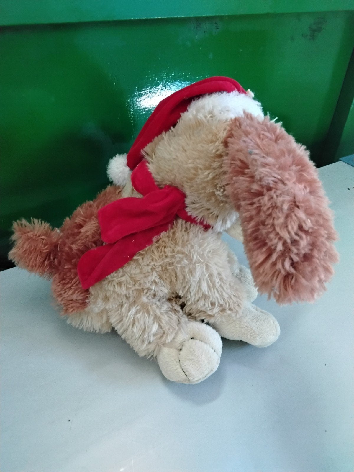 Schattige knuffelhond met kerstmuts en sjaal, Overige merken, Overige karakters, Zo goed als nieuw, Middelgroot (20 tot 80 cm)