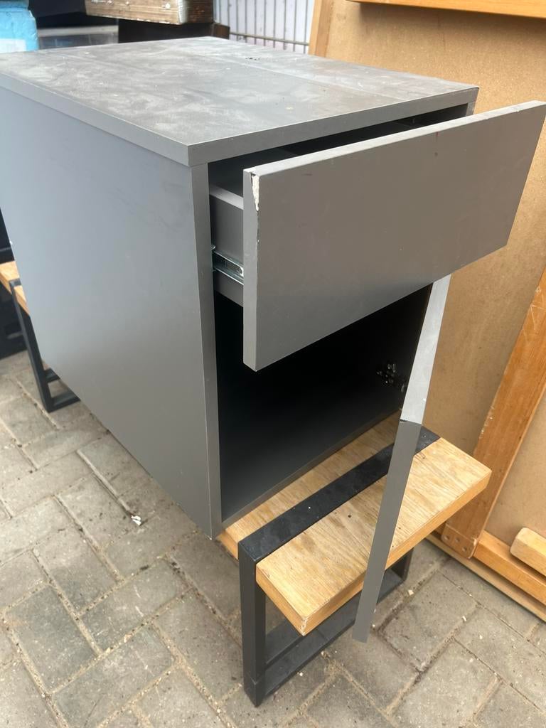Bureau gratis, Ophalen, Zo goed als nieuw