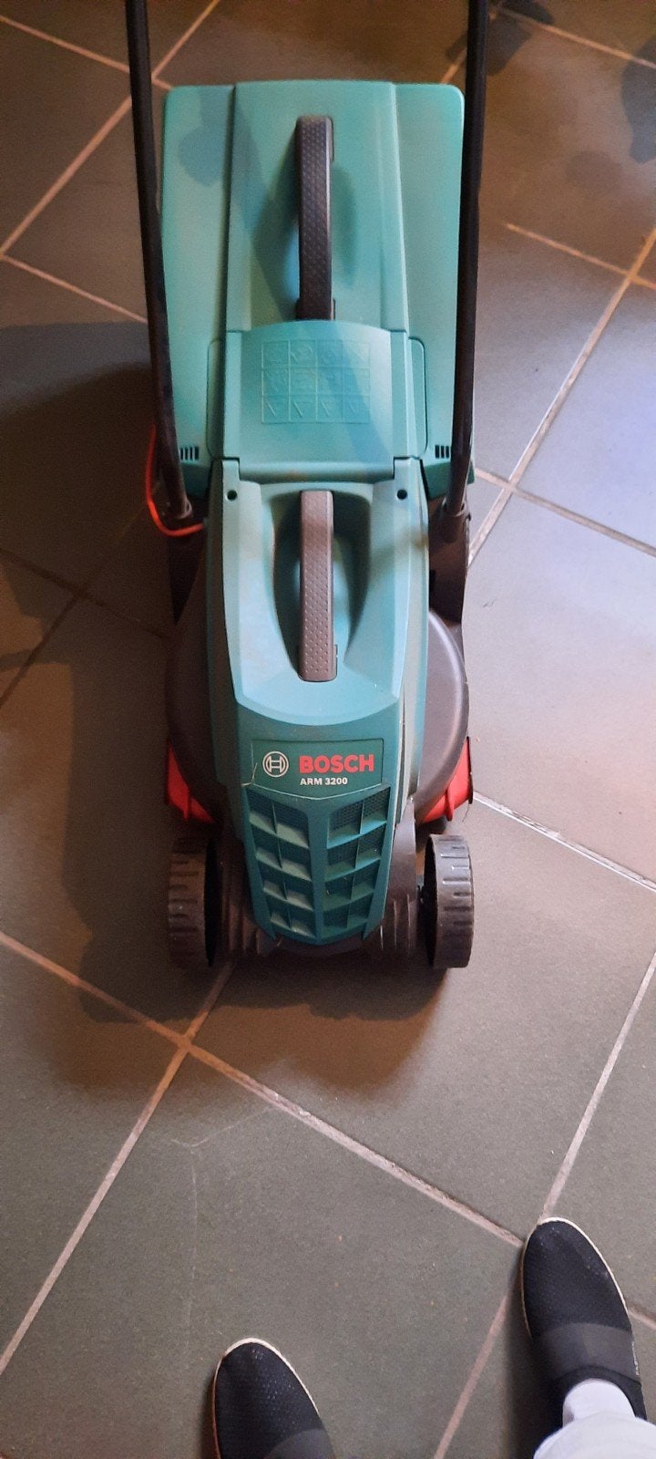 Bosch grasmaaier 1jr oud ivm veranderen met opvangbak tuin t, Ophalen, Zo goed als nieuw