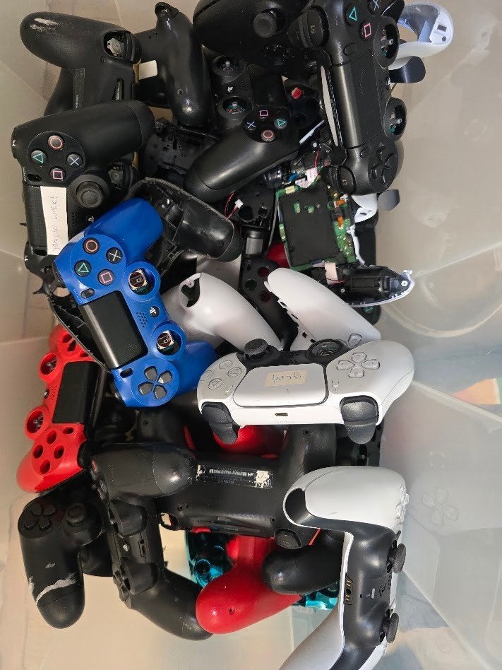 Grote partij PS4/PS5 controllers + onderdelen/accessoires, Ophalen of Verzenden, Refurbished, Controller, PlayStation 4