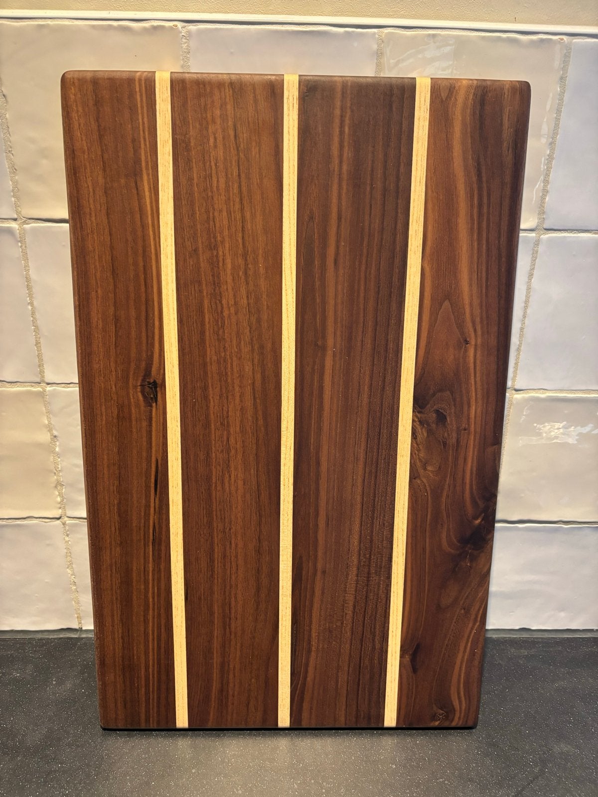 Massief walnoten snijplank met essenhouten accenten, Hout, Snij-/serveerplank, Nieuw, Ophalen of Verzenden