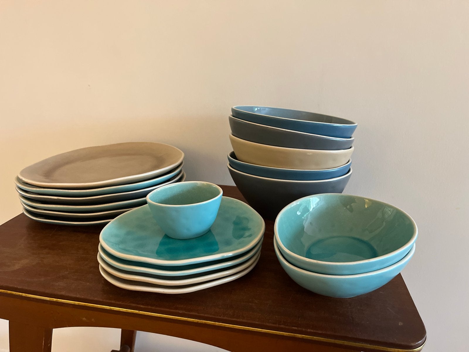 Servies set: borden, kommen, schaaltjes in diverse kleuren, Huis en Inrichting, Keuken | Servies, Ophalen, Zo goed als nieuw, Effen
