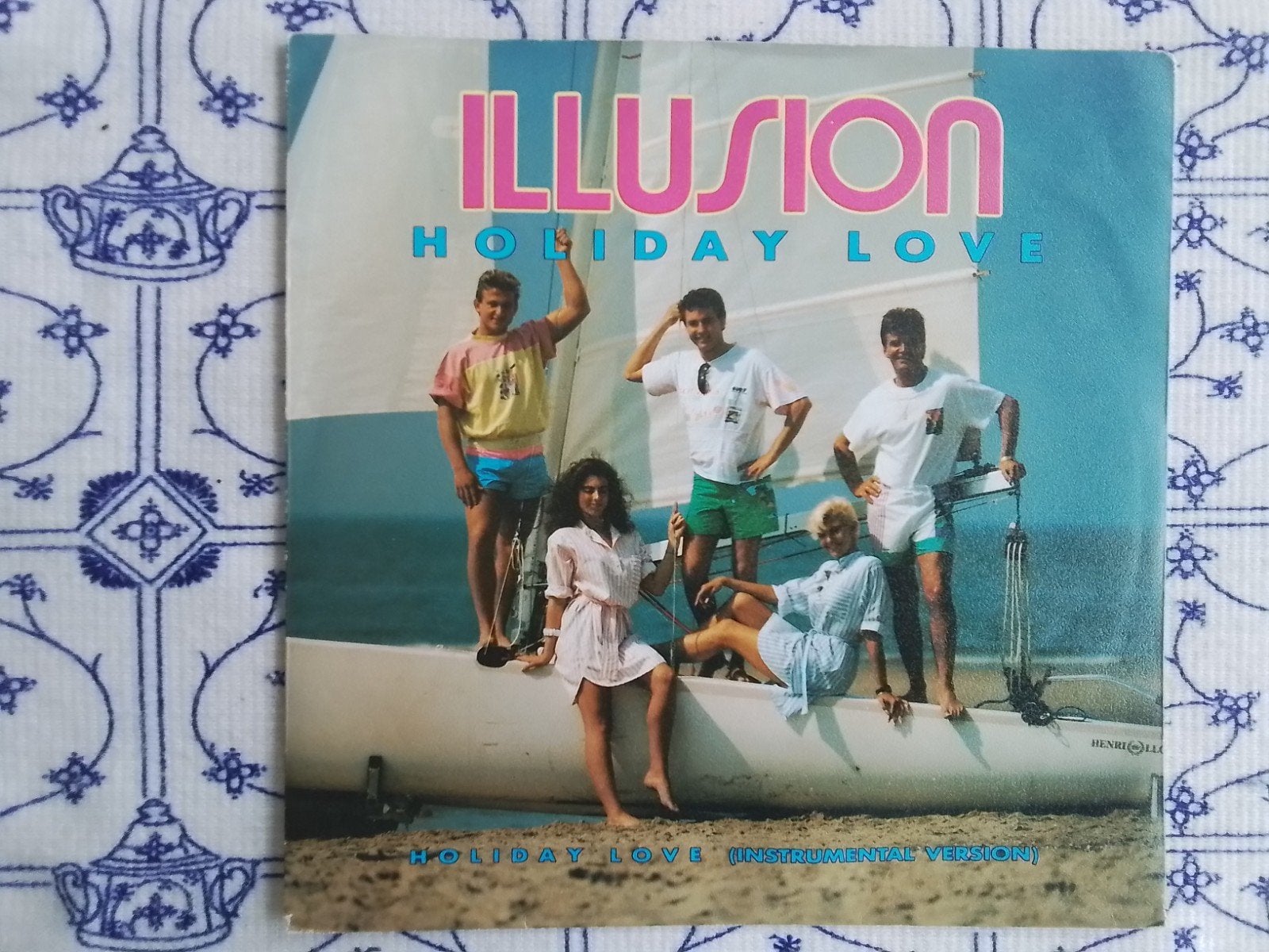 Illusion                Holiday love, Cd's en Dvd's, Vinyl Singles, Ophalen of Verzenden, Zo goed als nieuw, Pop, Single