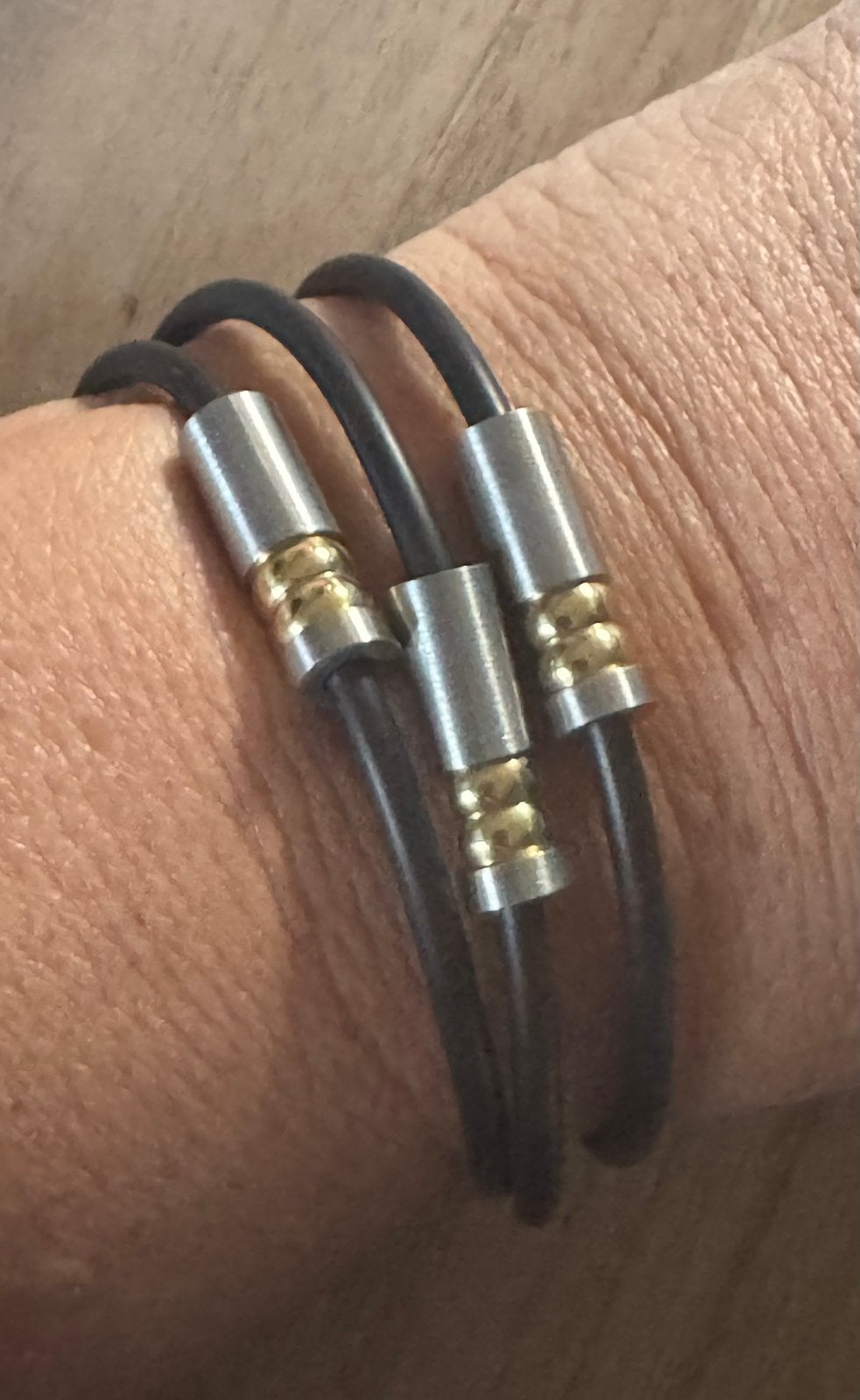 NIEUW Armband van edelstaal/rubber, Ophalen of Verzenden, Nieuw, Goud, Staal