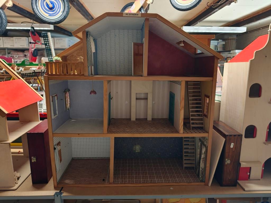 Twee grote houten poppenhuizen met meerdere verdiepingen, Verzamelen, Poppenhuizen en Toebehoren, Zo goed als nieuw, Poppenhuis