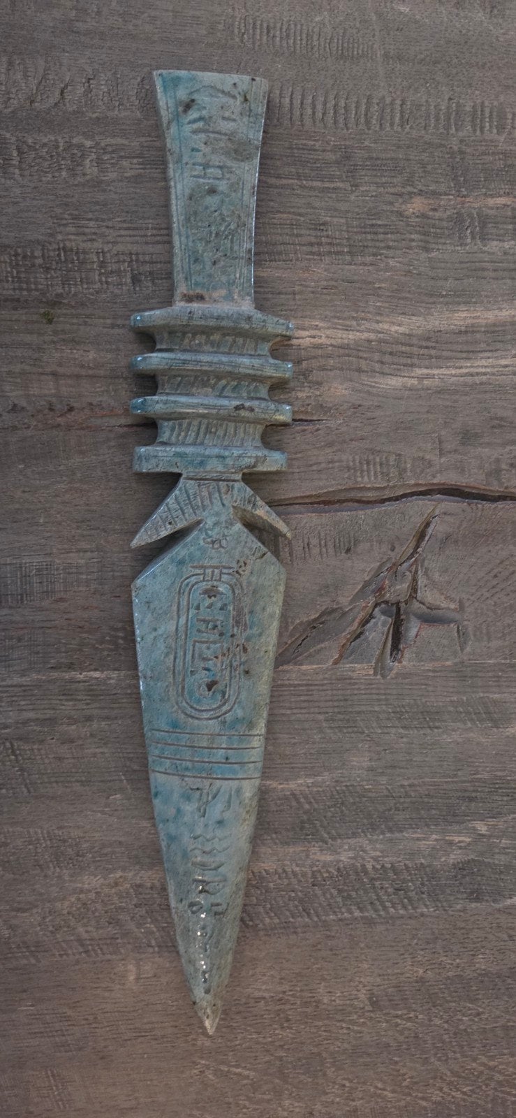 Decoratieve Steen Mes Kunst met Egyptische Hiërogliefen, Antiek en Kunst, Blauw, Ophalen of Verzenden, Handgemaakt, 20 - 50 cm