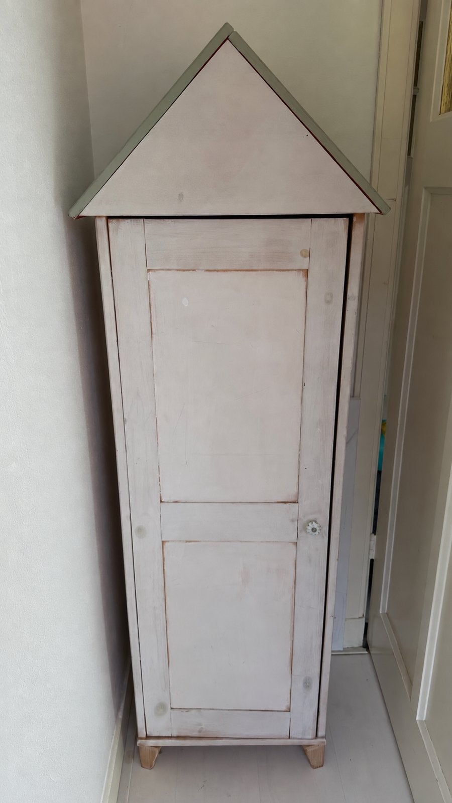 Massief houten kinderkast in huisvorm, Ophalen, Gebruikt