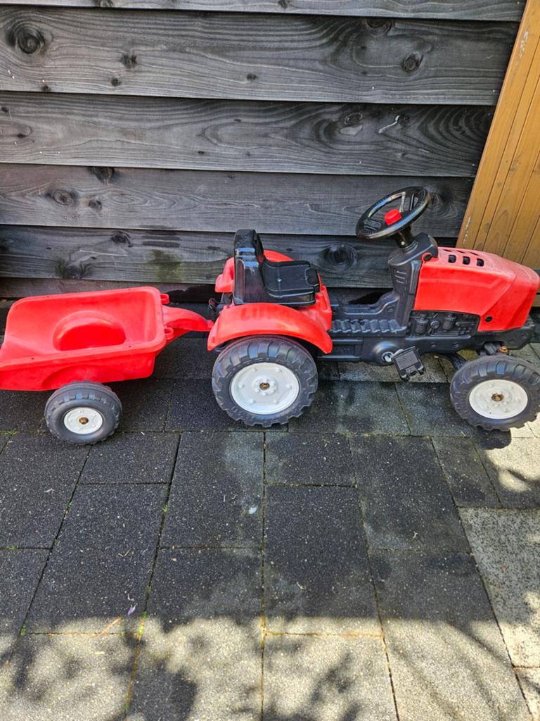 Rode traptractor met aanhanger, Kinderen en Baby's, Speelgoed | Buiten | Voertuigen en Loopfietsen, Ophalen, Gebruikt, Trapvoertuig