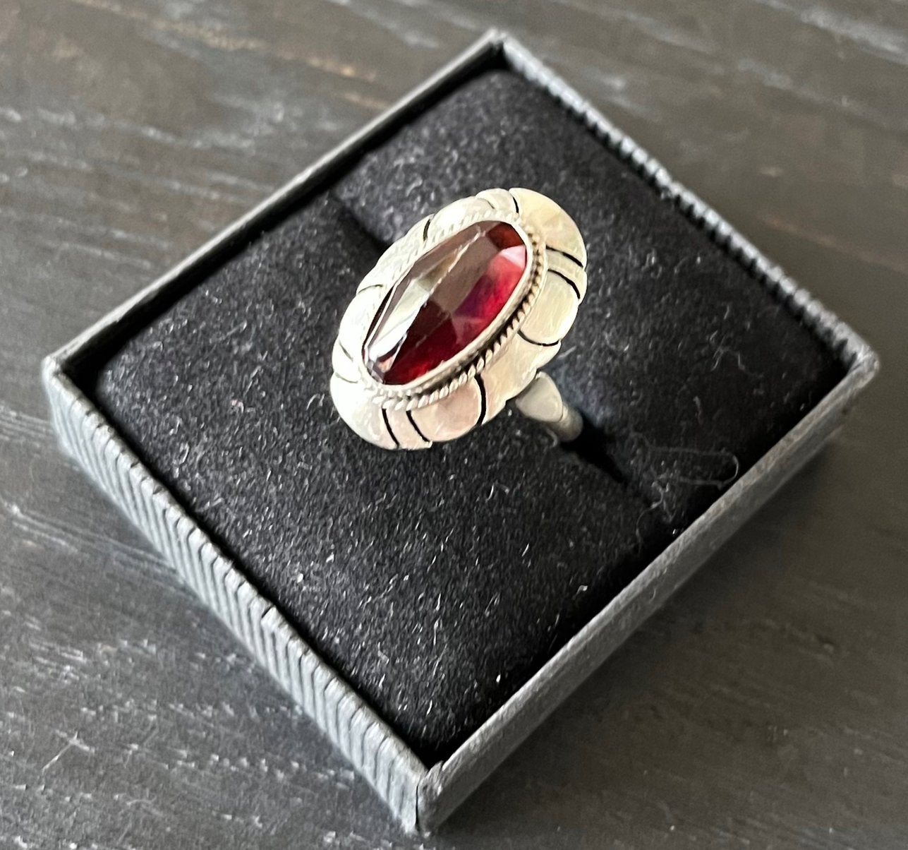 Vintage zilveren ring granaat jaren ‘50/‘60 maat 17, Gebruikt, Ophalen of Verzenden, 17 tot 18, Dame