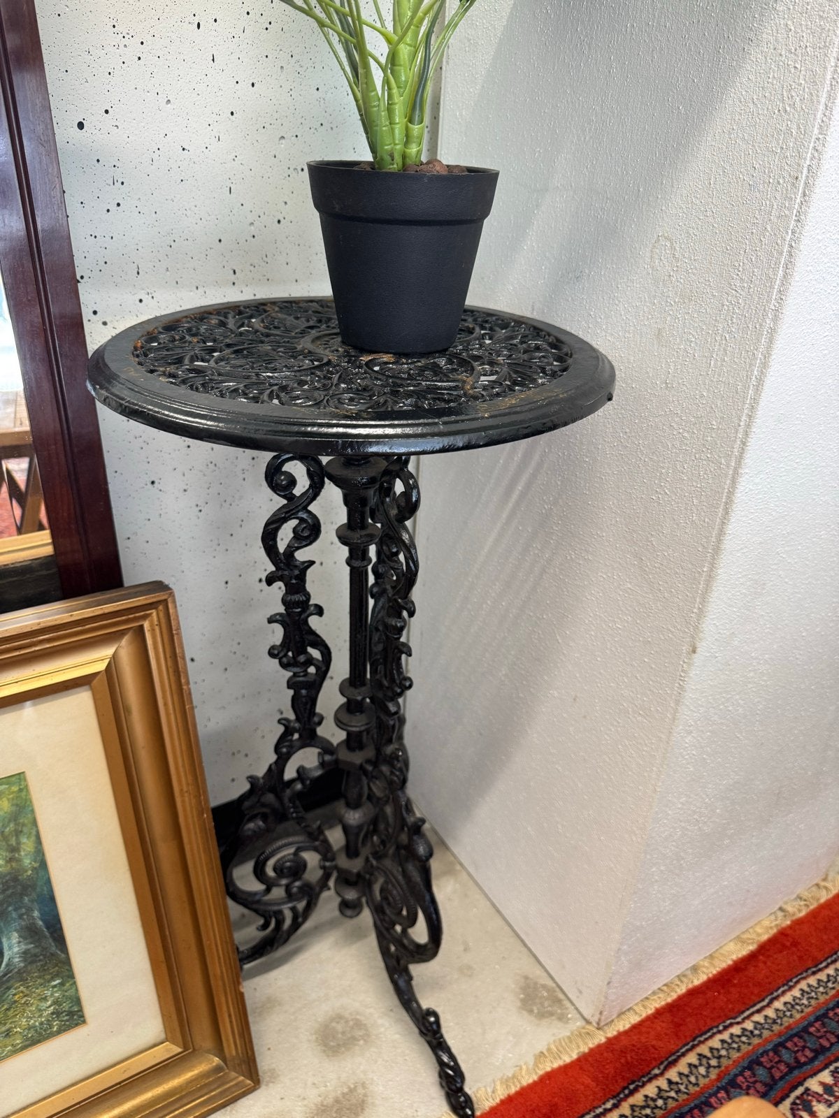 Antieke gietijzeren bijzettafel met sierlijk design, Antiek en Kunst, Ophalen