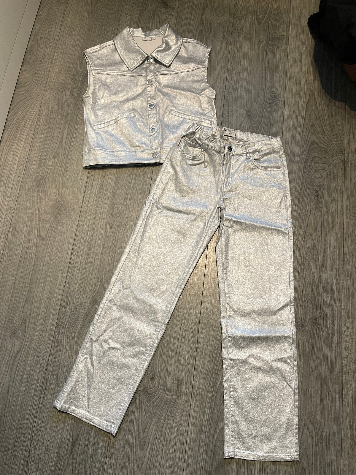 NAME IT meisje zilver coated broek en gilet mt 146 / 152, Ophalen of Verzenden, Zo goed als nieuw, Meisje, Setje