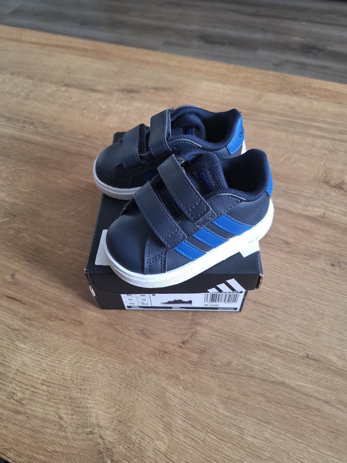 Zo goed als nieuwe Adidas schoentjes maat 19, Adidas, Jongen of Meisje, Schoenen, Ophalen of Verzenden