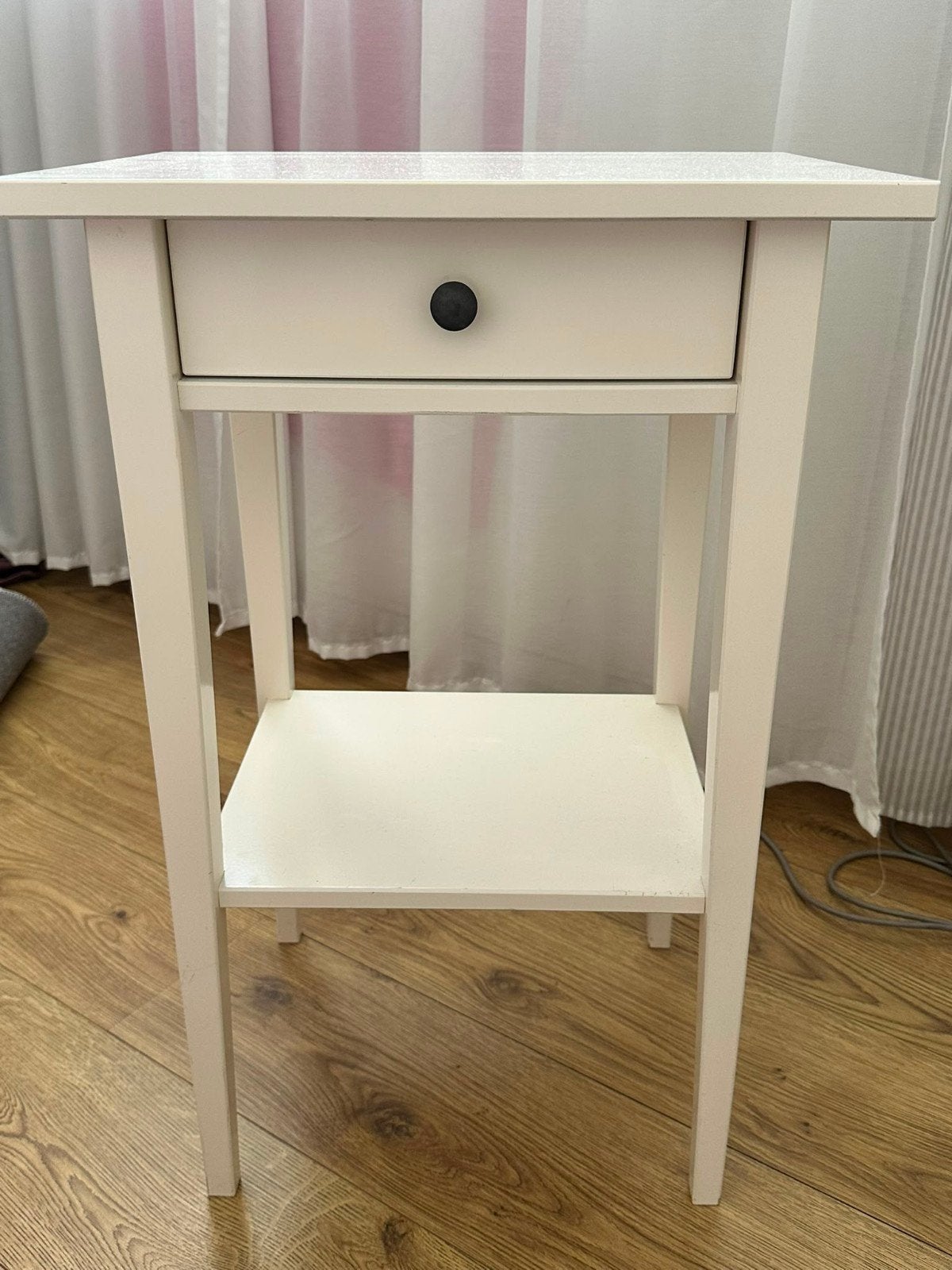 IKEA Wit nachtkastje met lade en plank, Huis en Inrichting, Tafels | Bijzettafels, Ophalen, Minder dan 55 cm, Gebruikt, Modern