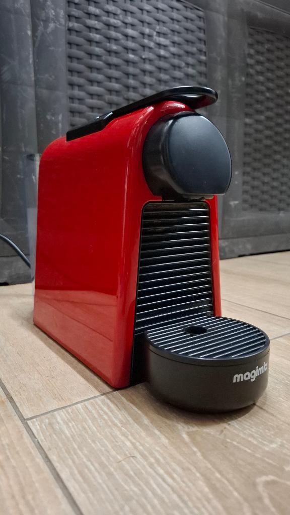 Nespresso essenza  magimix m115 rood / ruby red, Witgoed en Apparatuur, Koffiezetapparaten, Gebruikt, Koffiepads en cups, Espresso apparaat