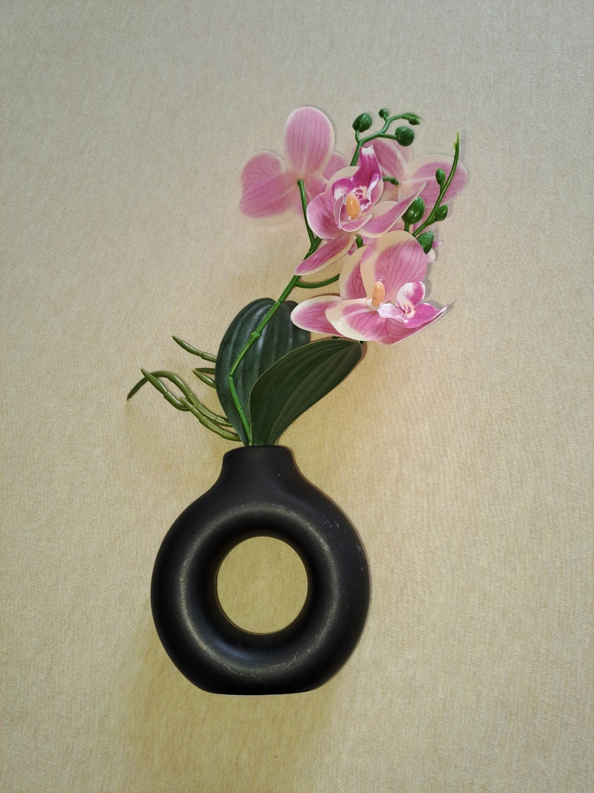 Zwarte ringvaas met kunstorchidee - Home Accents, Gebruikt, Zwart, Inclusief decoratie, Ophalen of Verzenden
