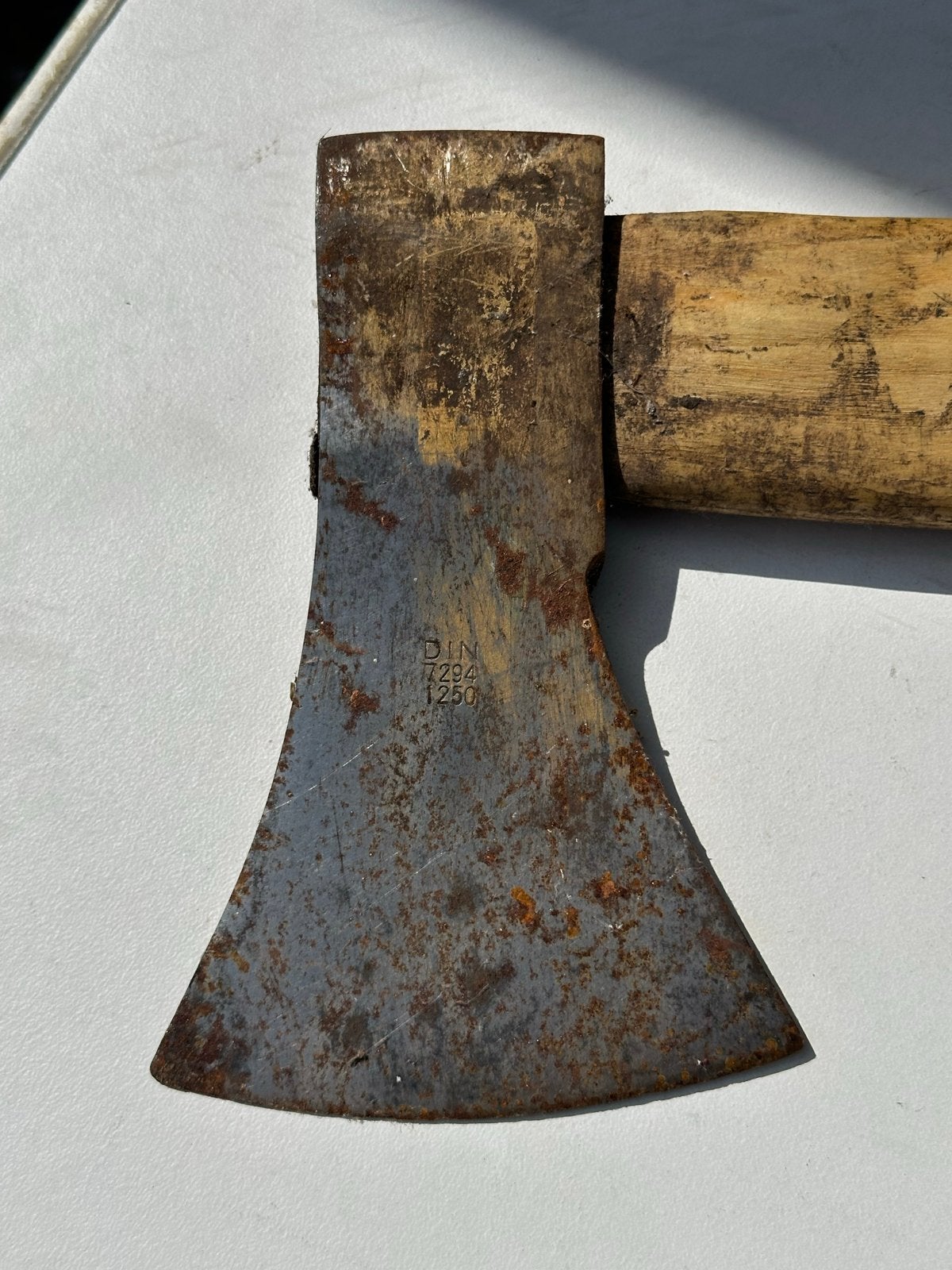 Gebruikte bijl met houten steel - DIN 7294 1250, Ophalen of Verzenden, Gebruikt, Overige typen, Overige merken