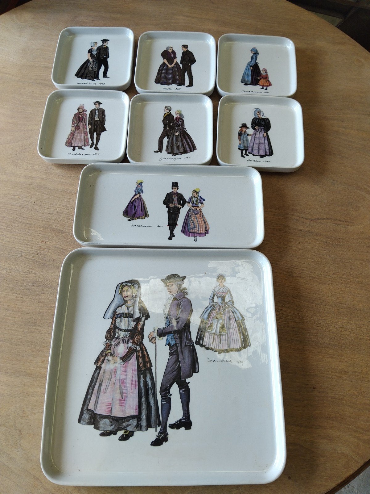 Acht porseleinen schalen met klederdracht, Ophalen of Verzenden