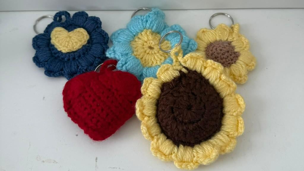 handgemaakte gehaakte sleutelhangers van bloemen en harten, Ophalen, Nieuw