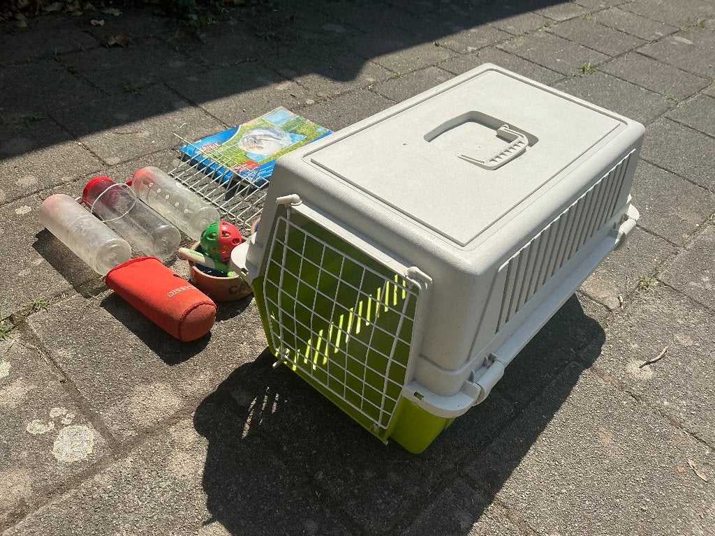 Konijnenspullen: grote reismand, speeltjes, koelplaat, fles, Ophalen, Gebruikt, Transportkoffer of -box