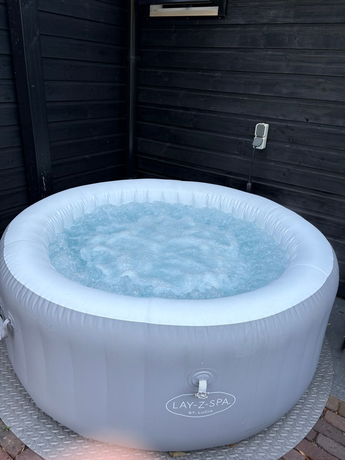 Lay-Z-Spa St. Lucia opblaasbare jacuzzi met afdekzeil, Tuin en Terras, Ophalen, Zo goed als nieuw, Afdekzeil, Opblaasbaar