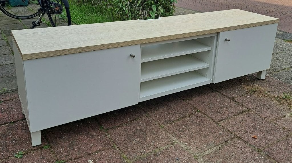Foto 2 van IKEA Besta TV meubel met licht houten blad