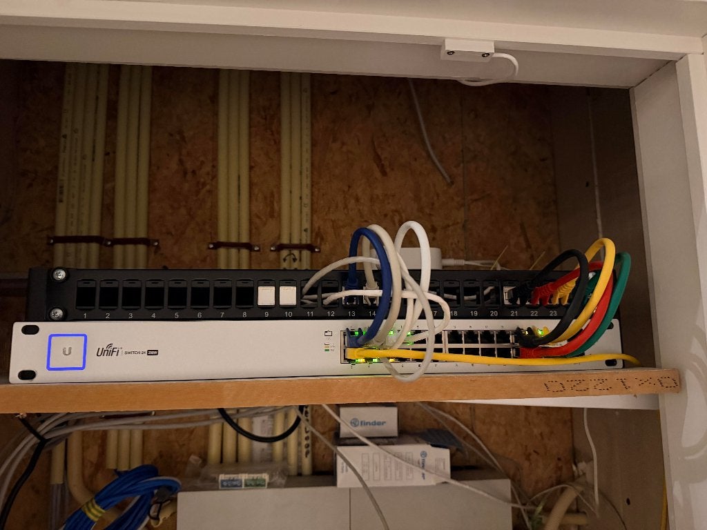 Ubiquity - unifi 24 port PoE switch 250Watt, Ophalen of Verzenden, Gebruikt