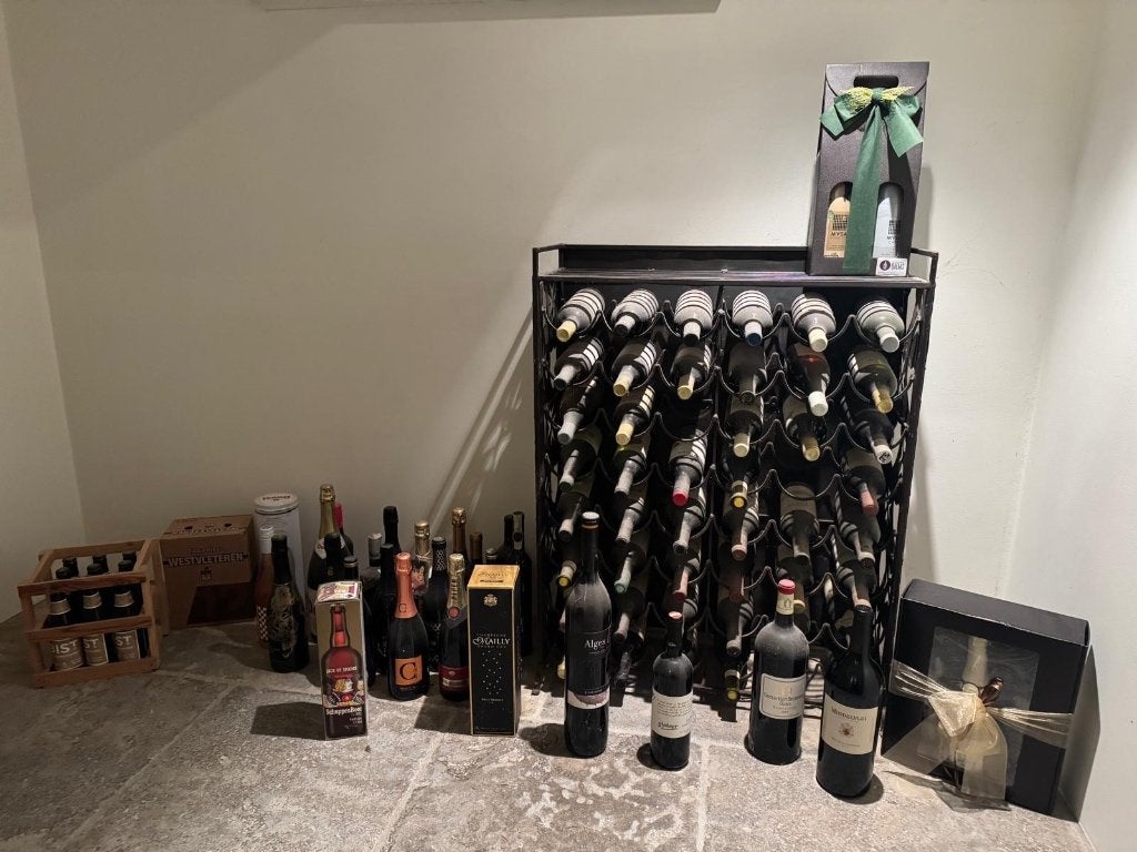 Mooi wijnrek incl. flessen, Ophalen, 50 – 75, Zo goed als nieuw, 25 flessen of meer