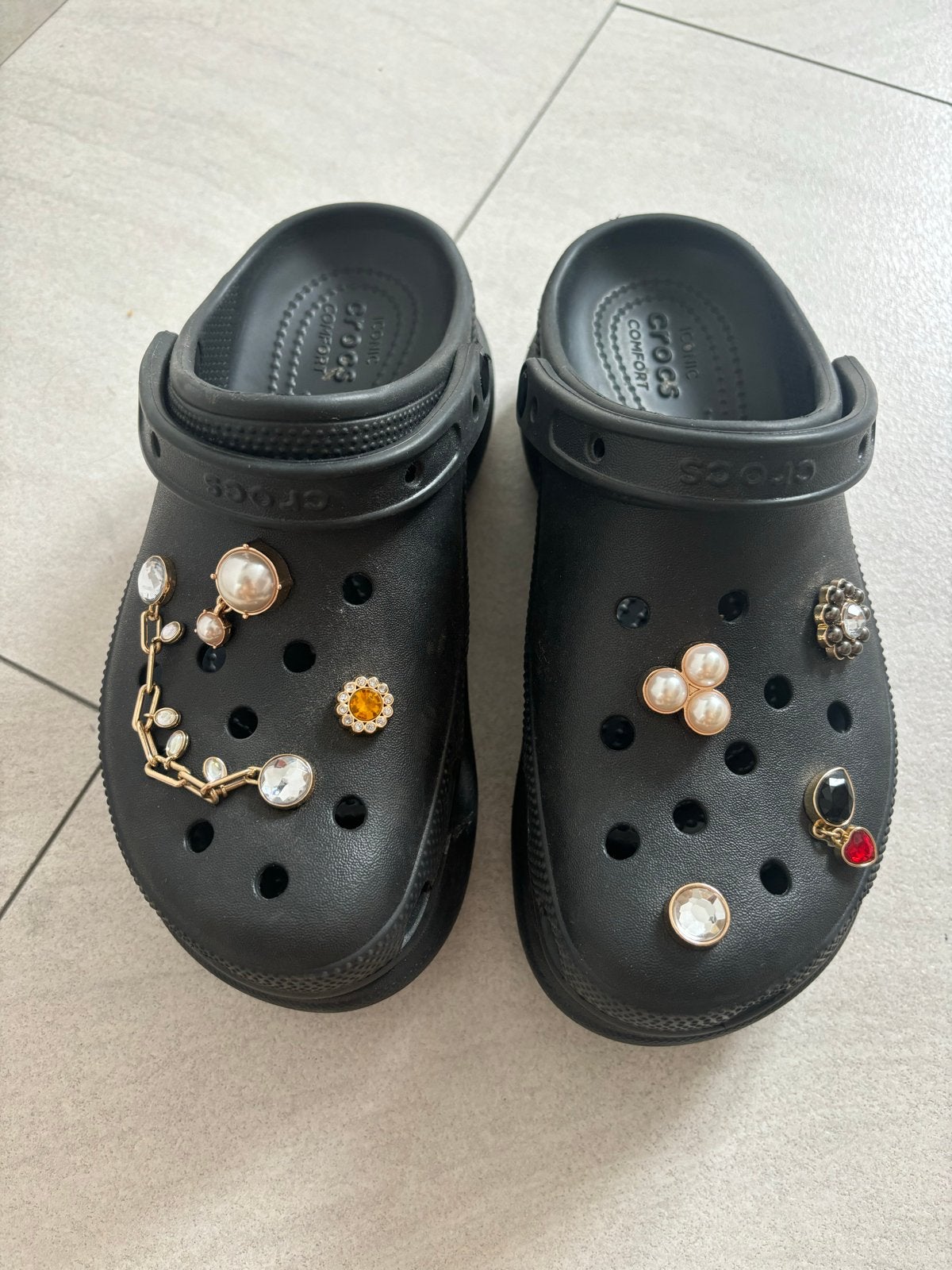 Crocs Bae Clogs- met studs maat 37 - Zeer goede staat, Ophalen of Verzenden, Zo goed als nieuw, Zwart, Slippers
