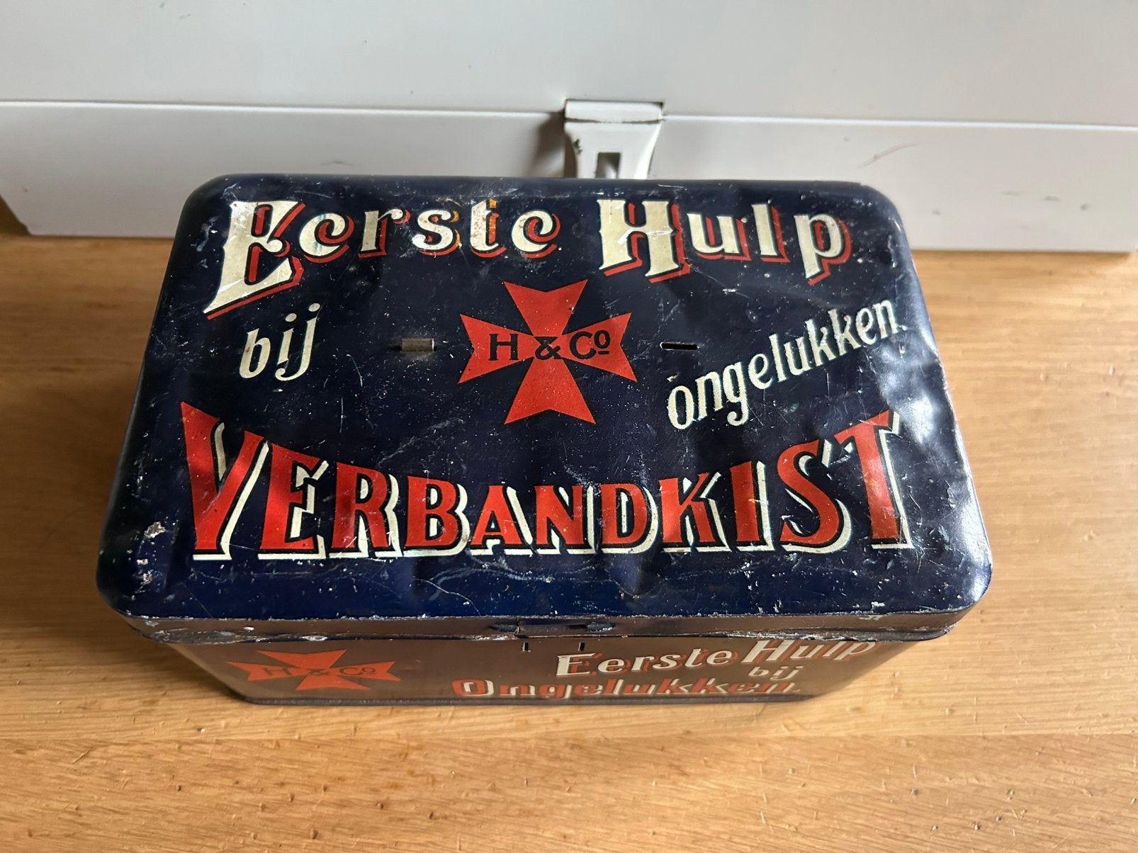 Vintage EHBO blik / verbandkist (wel flink gedeukt), Verzamelen, Blikken, Ophalen of Verzenden, Gebruikt, Overige