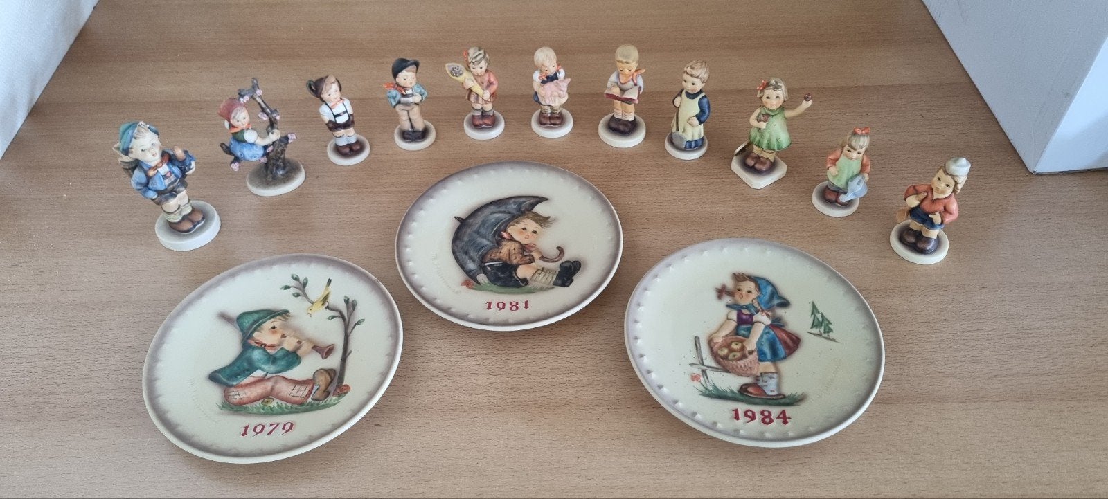 Hummel Beeldjes (11) en Bordjes (3) en schilderijtjes (3)., Verzamelen, Ophalen, Zo goed als nieuw