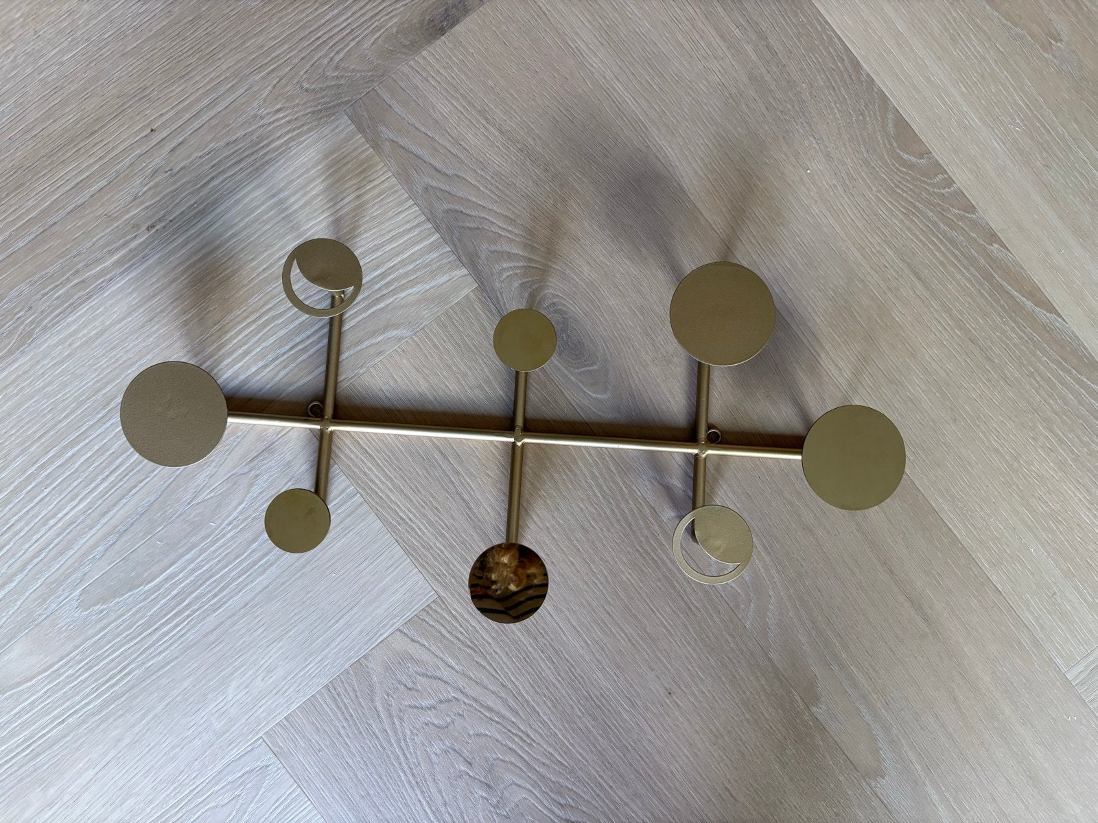 Moderne gouden wandkapstok met speels design, Zo goed als nieuw, Minder dan 100 cm, Metaal, Ophalen