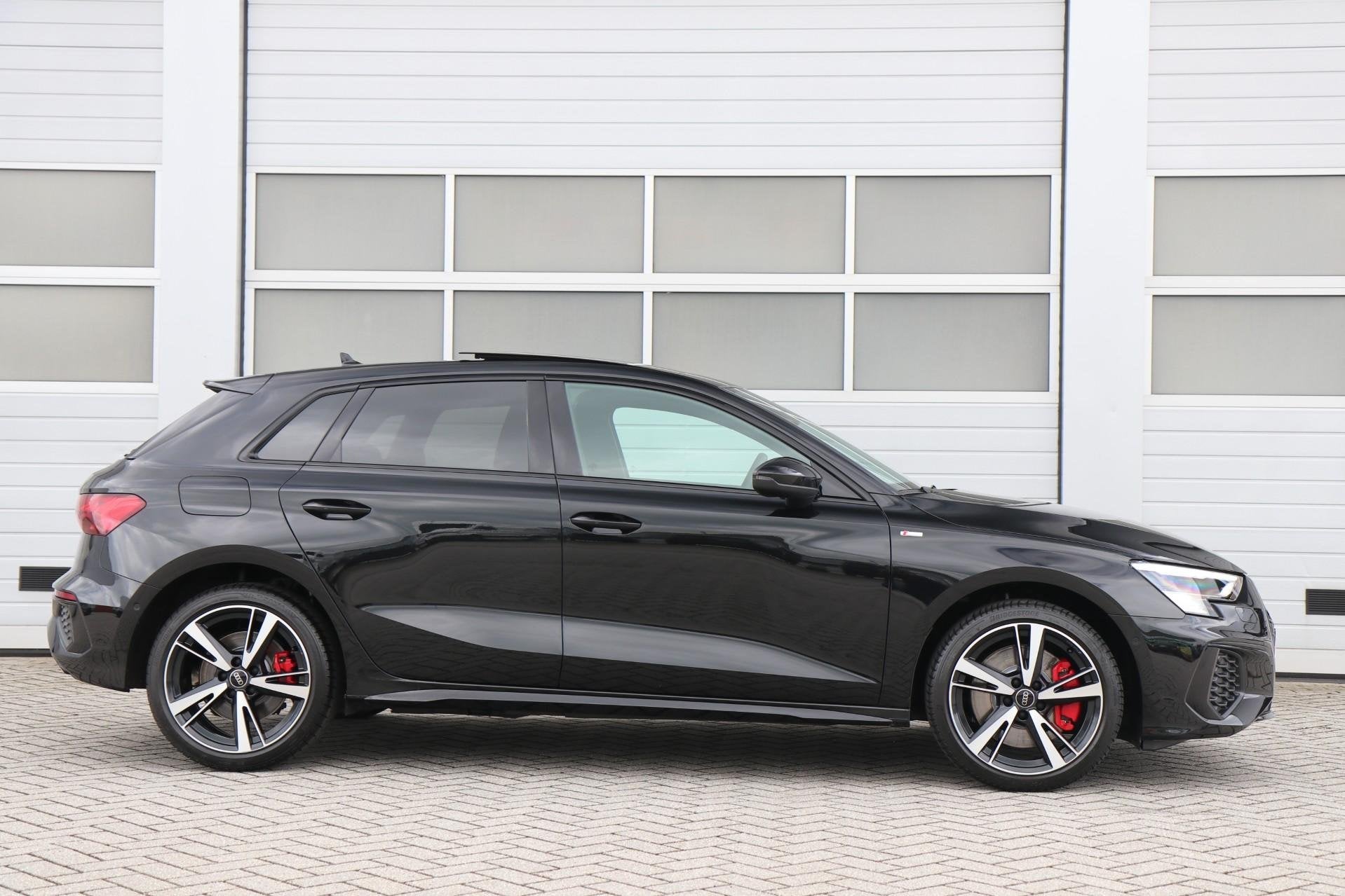 Audi A3 Sportback 45 TFSIe 245pk S edition Competition | Pan, Gebruikt, 4 cilinders, Leder en Stof, Zwart