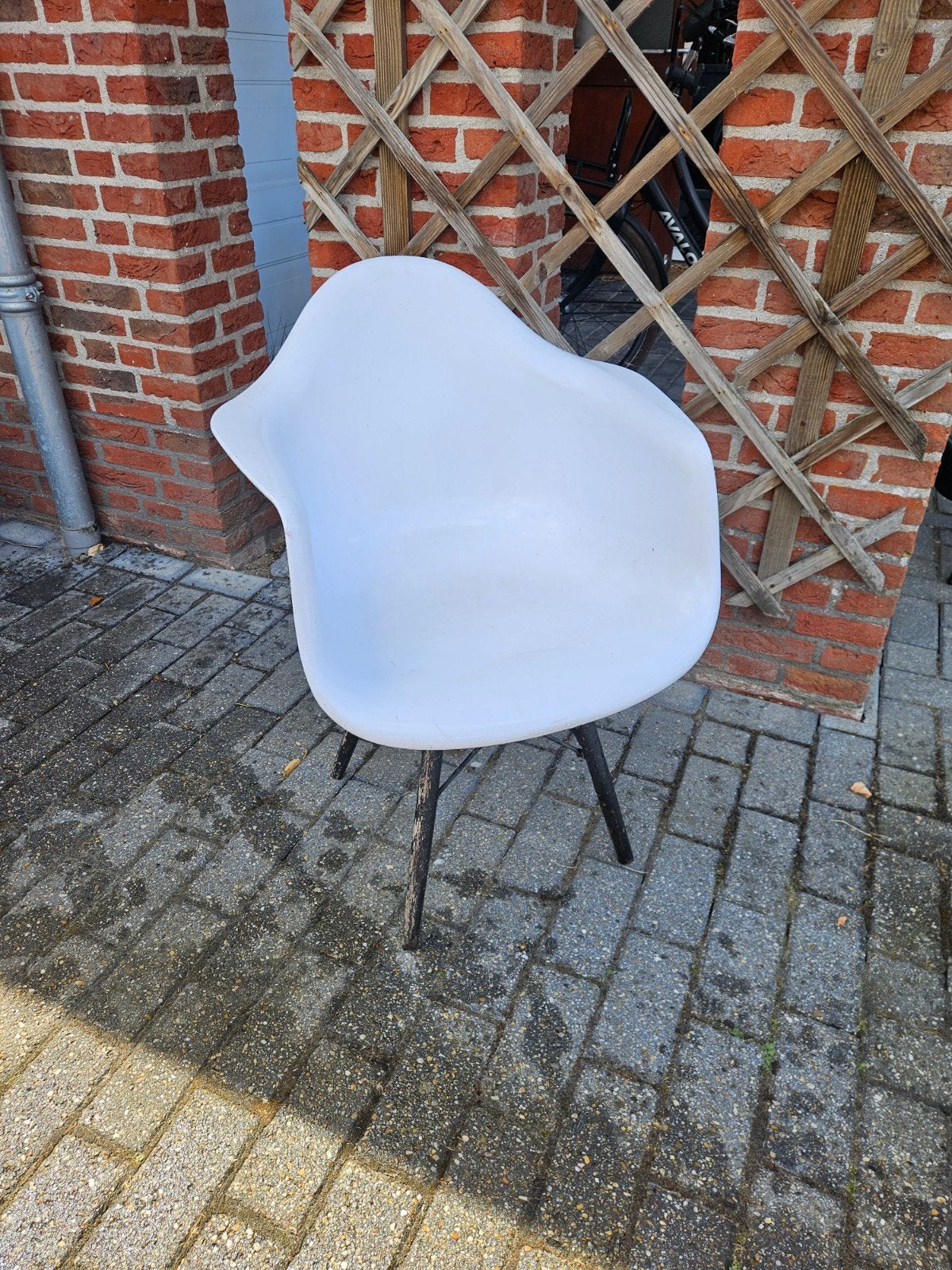 6 Witte kunststof tuinstoelen met houten poten, Ophalen, Gebruikt, Kunststof