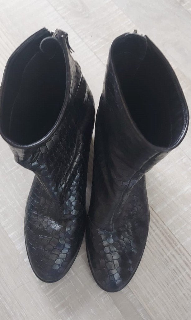 Zwarte enkellaarzen van Ecco met slangenprint, maat 39, Kleding | Dames, Schoenen, Ecco, Zwart, Lage of Enkellaarzen, Ophalen of Verzenden