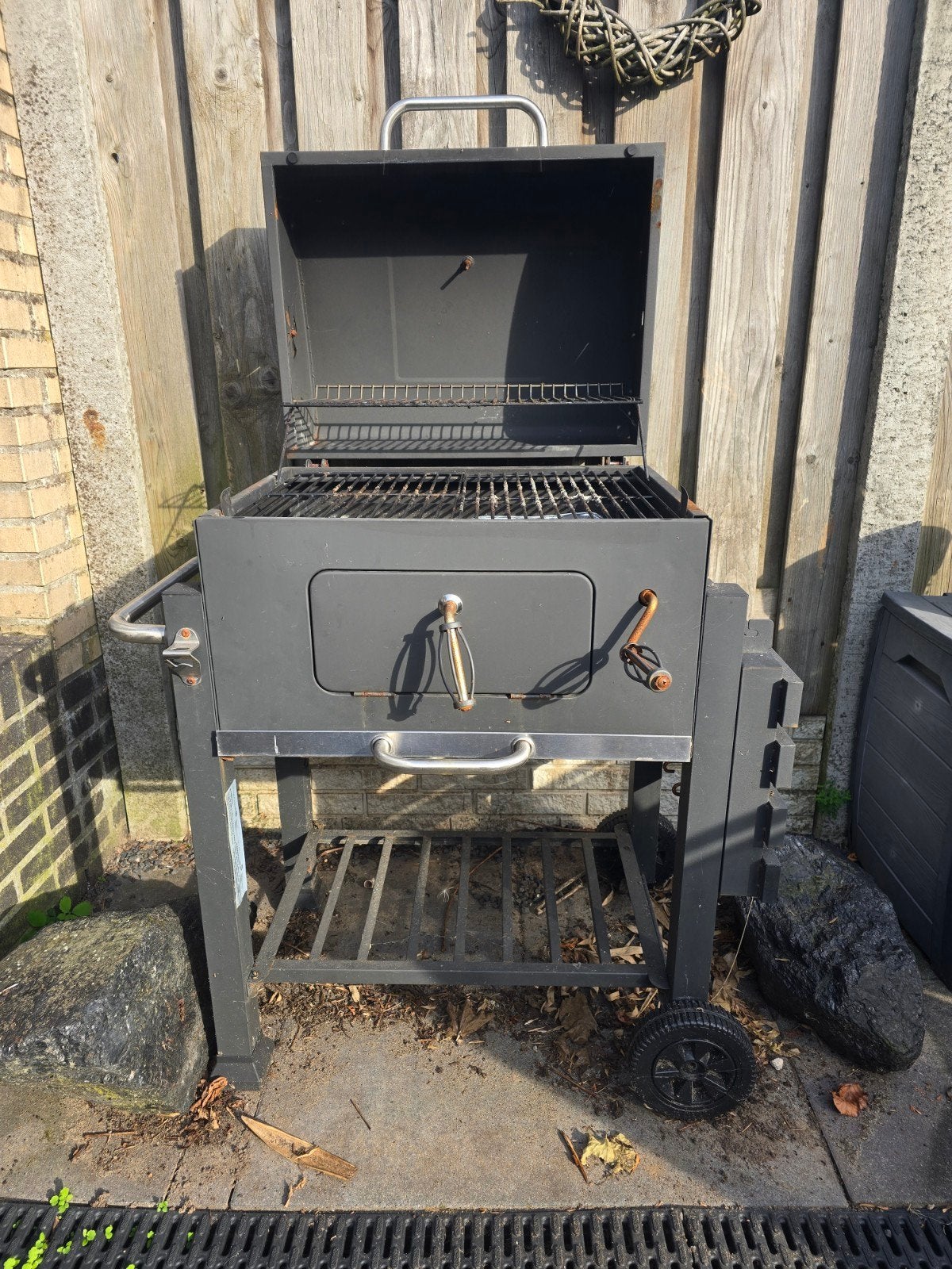 Tarrington House houtskool bbq, Ophalen, Gebruikt