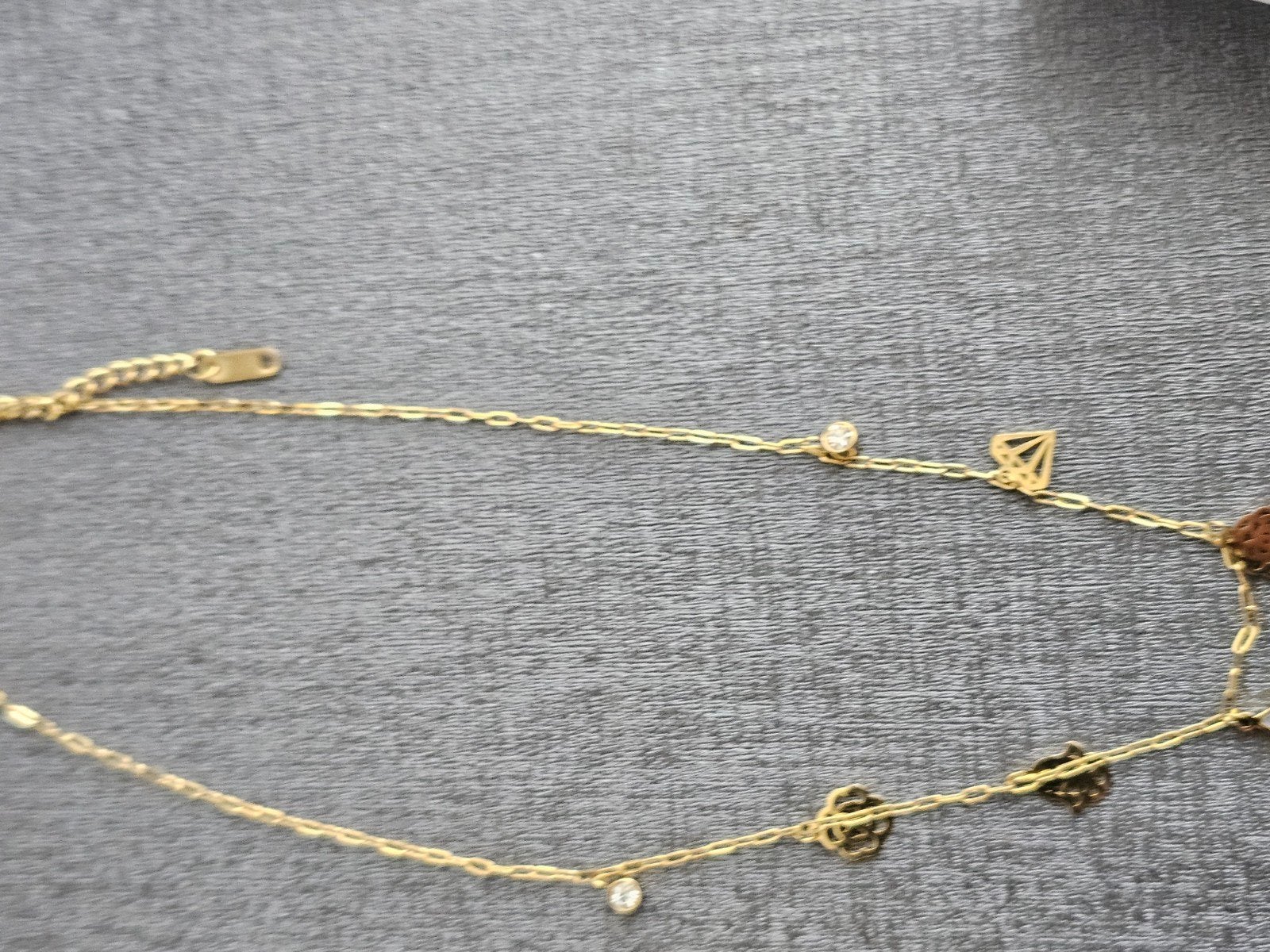 Elegante gouden kleur  ketting met diverse hangers, Overige materialen, Nieuw, Ophalen of Verzenden, Verstelbaar