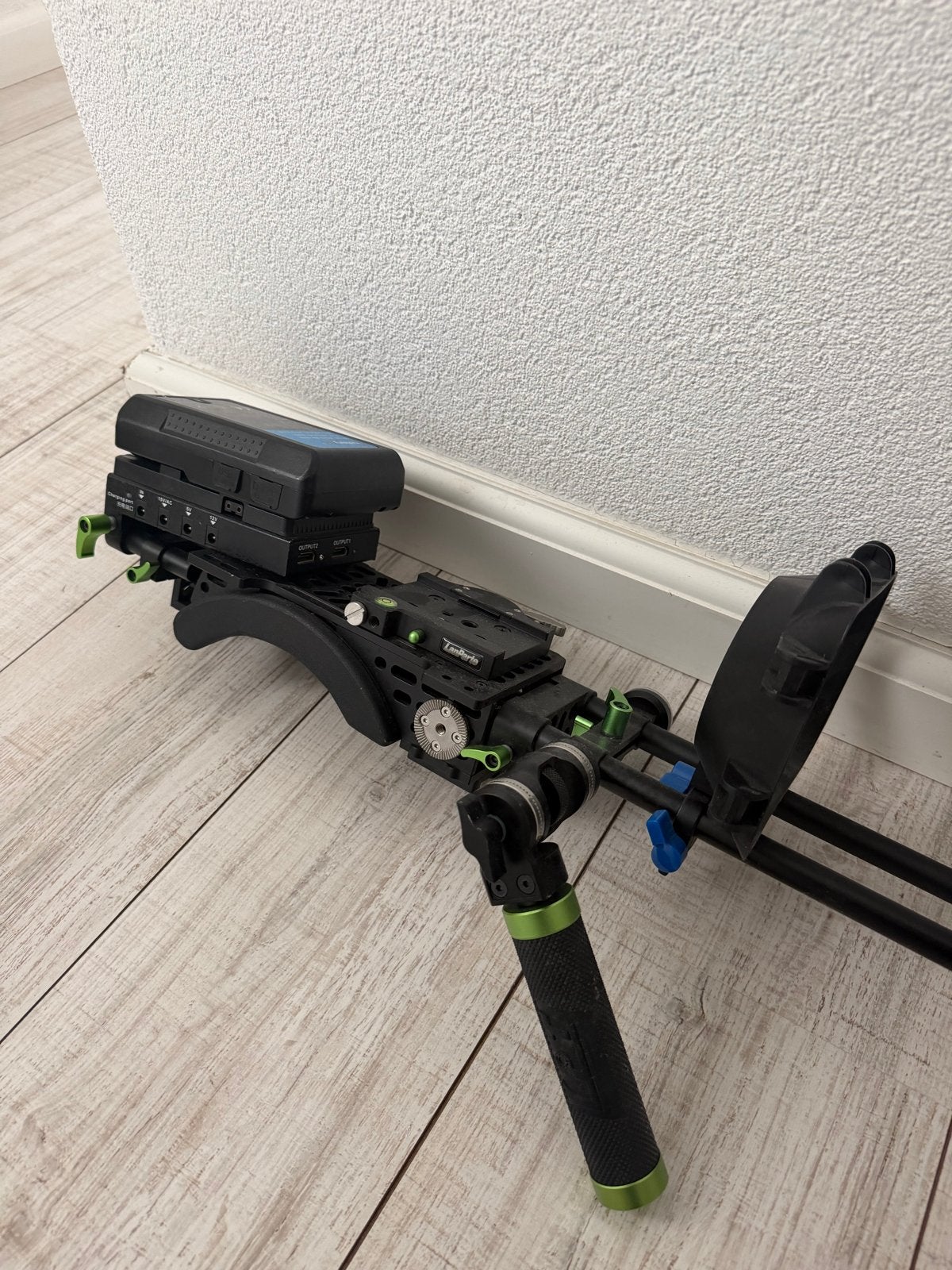 Schouderrig voor video met V-mount accu, Ophalen of Verzenden, Gebruikt