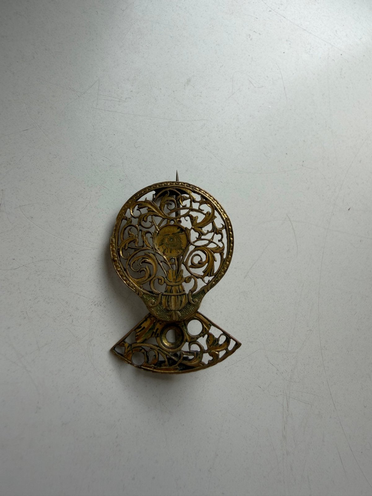Antieke Broche met Sierlijk Filigraan Ontwerp, Sieraden, Tassen en Uiterlijk, Broches, Overige materialen, 4 tot 7 cm, Gebruikt