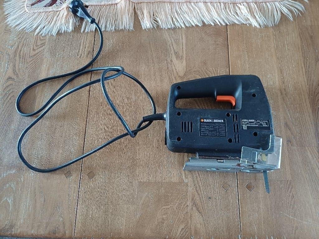 Te kop black en decker decopeerzaag, Gebruikt, Black+Decker, Ophalen of Verzenden, 1200 watt of meer