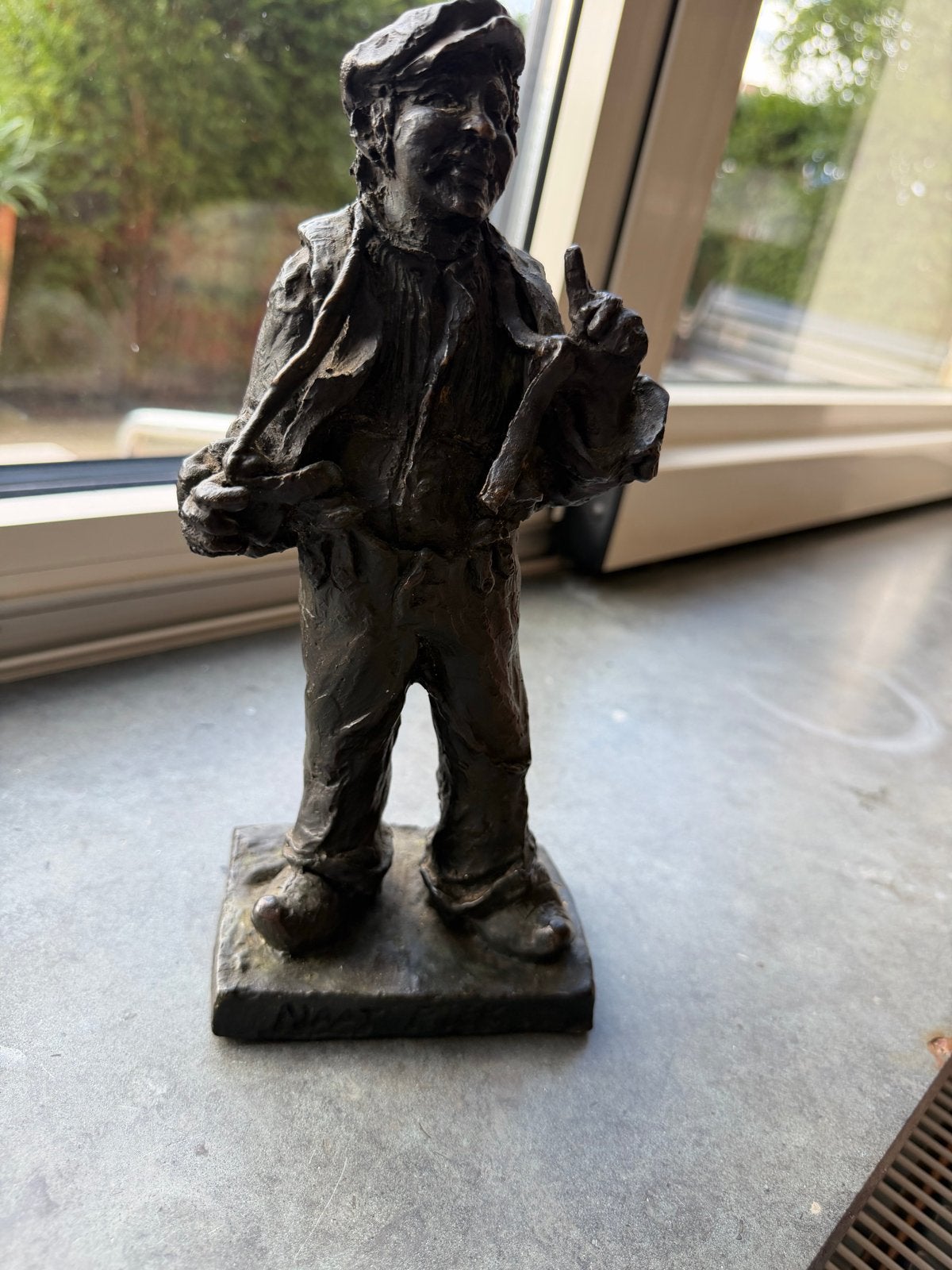 Bronzen beeldje van een man, gesigneerd Naat Piek, Ophalen, Minder dan 20 cm, Brons, Gemerkt