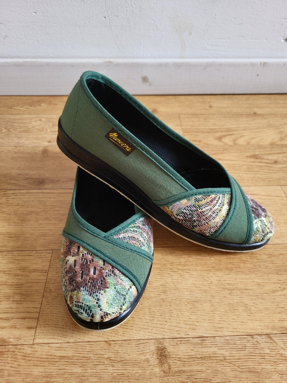 Prachtige vintage boho instappers met borduursel, Instappers, Nieuw, Ophalen of Verzenden, Vintage