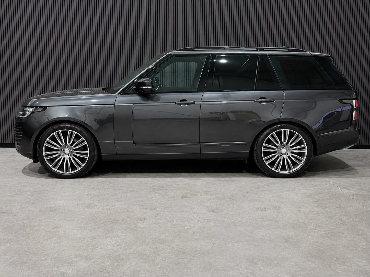 Land Rover Range Rover P400e Vogue / Pano / Meridian / Softc, Auto's, Automaat, Dealer onderhouden, Gebruikt, 4 cilinders