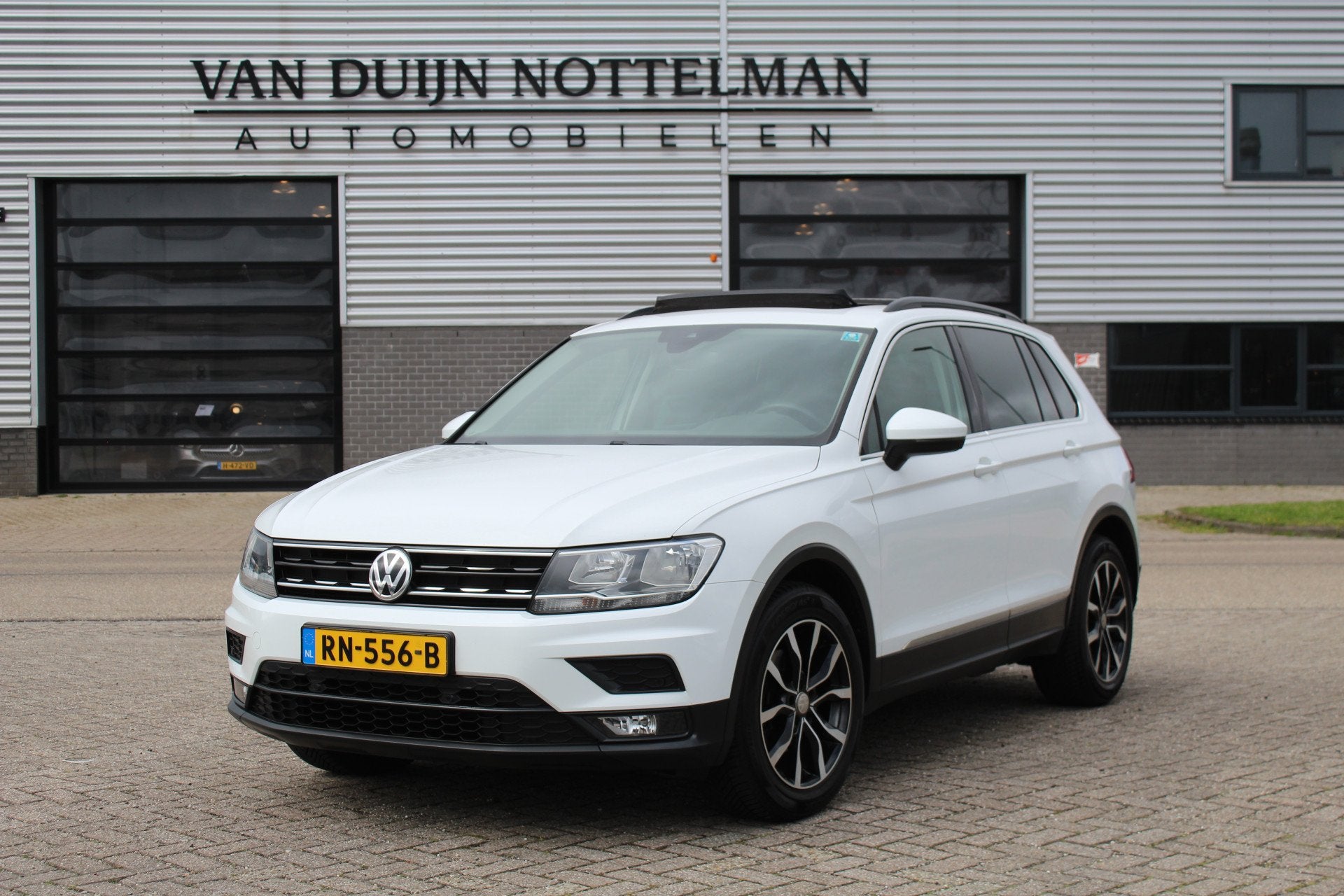 Volkswagen Tiguan 1.4 TSI Comfortline / Panoramadak / Trekha, Auto's, Voorwielaandrijving, Dealer onderhouden, Stof, Gebruikt