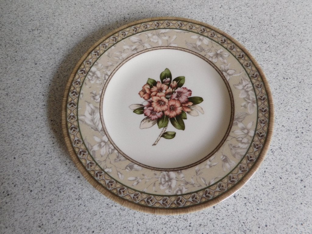 Bord 18,5 cm. Enchanted Garden Johnson Brothers, Overige merken, Ophalen of Verzenden, Zo goed als nieuw, Bord(en)