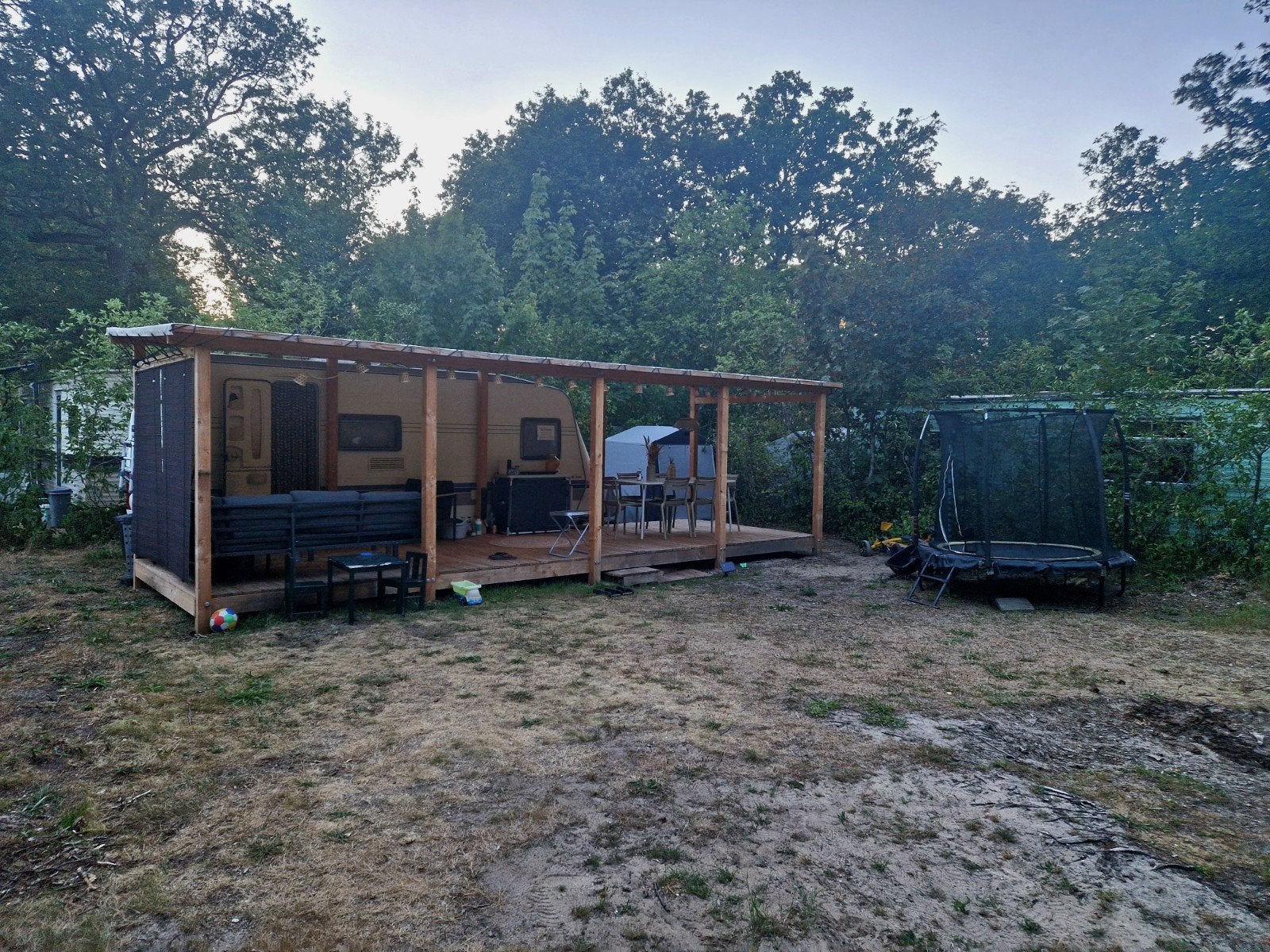 Te huur op camping Bakkum: toercaravan met grote veranda, Caravans en Kamperen, Caravans, Rondzit, Hobby, Particulier, Dwars-stapelbed