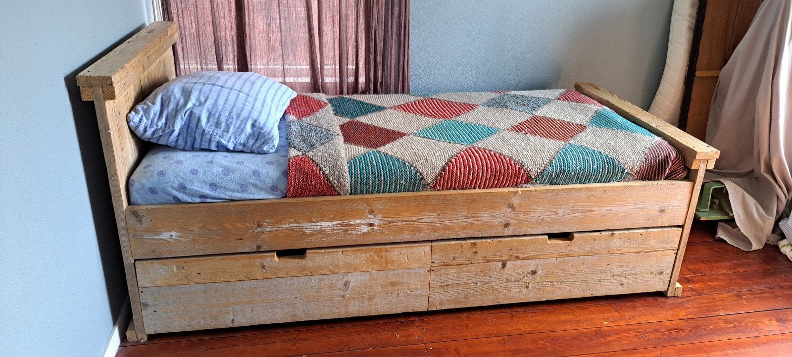Een persoons bed met twee nacht kastjes van steigerhout, Ophalen, Gebruikt, 90 cm, Eenpersoons