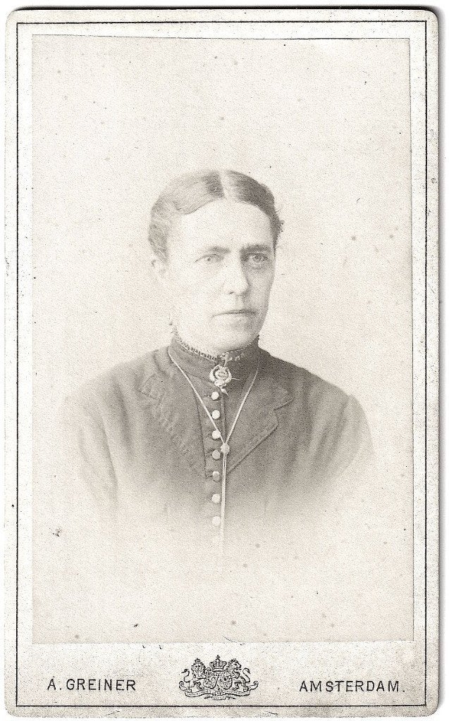CDV Portret Vrouw Jurk Halssieraad - Foto Greiner Amsterdam, Verzamelen, Foto's en Prenten, Gebruikt, Verzenden, Foto, Voor 1940