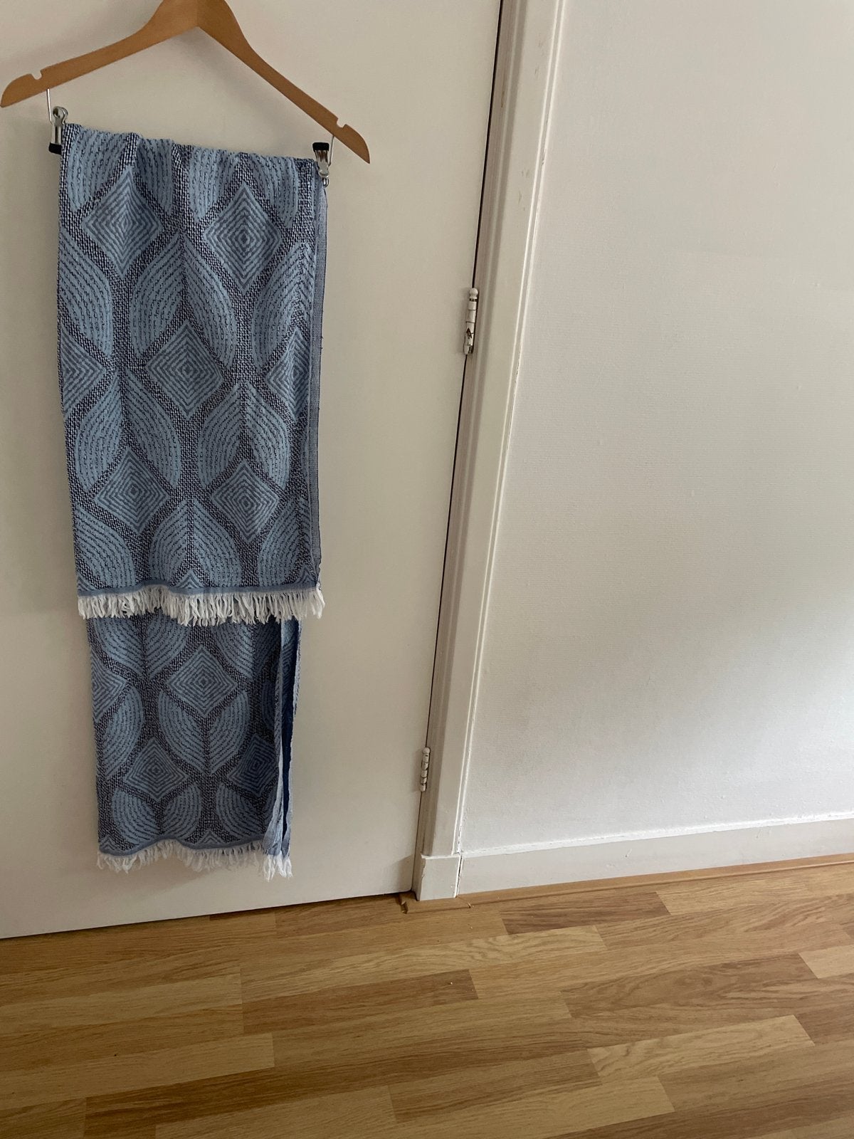 Blauwe plaid met geometrisch patroon en franjes, Verzenden, Zo goed als nieuw