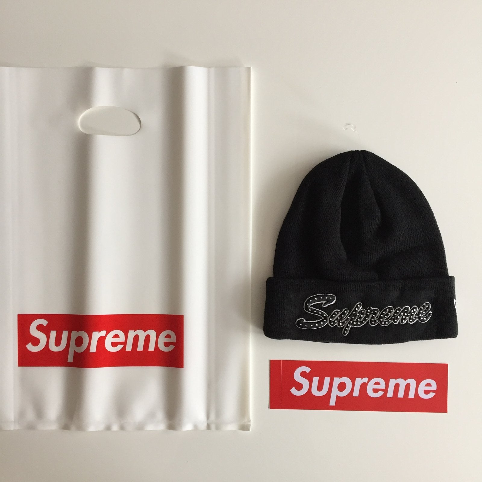 Zwarte Supreme New Era script beanie drop FW18 hat mutsje, Kleding | Heren, Mutsen, Sjaals en Handschoenen, Ophalen of Verzenden