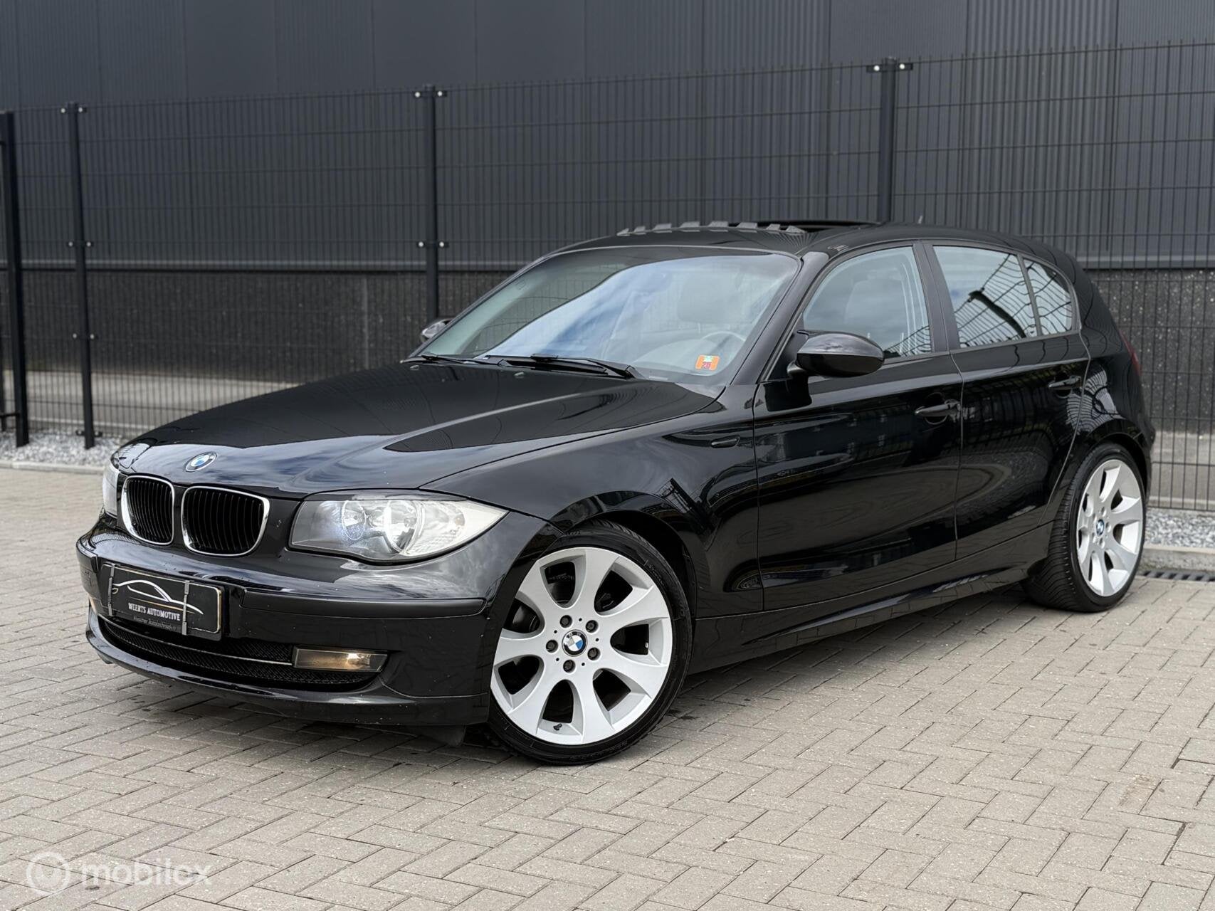 BMW 1-serie 118d |PANO|DOWNPIPE|STAGE 2|STOELVERW|LED|AIRCO|, Automatische klimaatregeling, Zwart, 140 €/maand, Euro 4